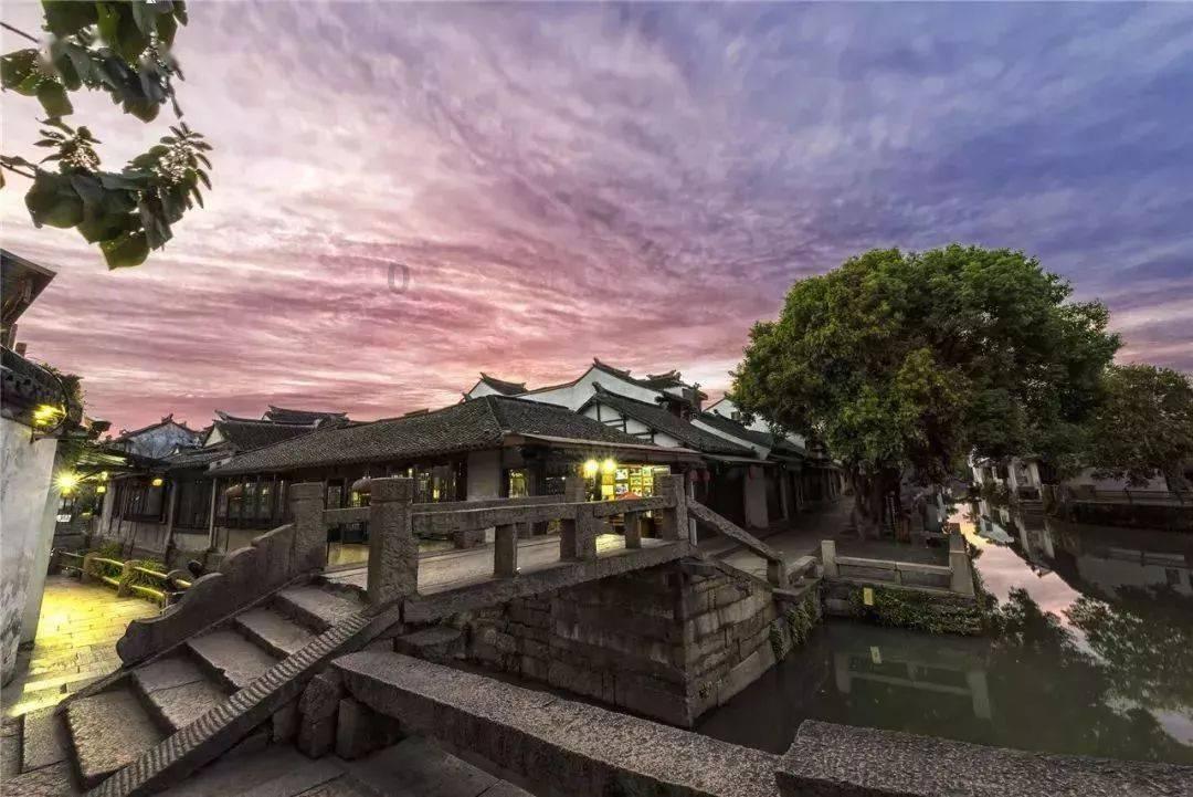 和朋友出游合照时摆什么姿势比较有创意？游戏画面